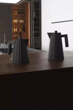 Alessi Plissé Waterkoker 1L Zwart -Winkel Voor Woninginrichting x886x886 0006mdl06bmdl06 1b2x3300dpi1250pxl.jpg.pagespeed.ic .O4NPc5iCSg