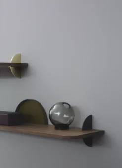 AYTM Globe Vaas 10 Amber/goud 29 AYTM Globe Vaas 10 Amber/goud -Winkel Voor Woninginrichting x886x886 aytm aedes wandplank 5016.jpg.pagespeed.ic .mnIlAxab X