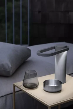 Blomus Hoop Tafellamp LED Oplaadbaar Warm Grey -Winkel Voor Woninginrichting x886x886 blomus hoop tafellamp5.jpg.pagespeed.ic .3CSZr750DK