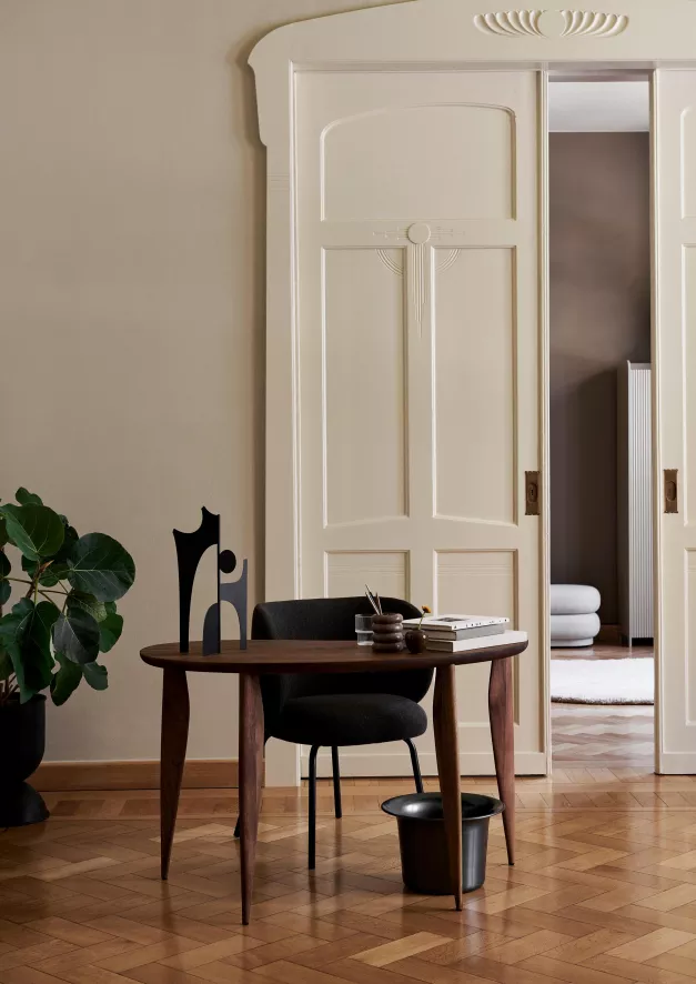 Ferm Living Rico Eetkamerstoel Met Zwart Onderstel Bouclé Sand 4 Ferm Living Rico Eetkamerstoel Met Zwart Onderstel Bouclé Sand - Afbeelding 2