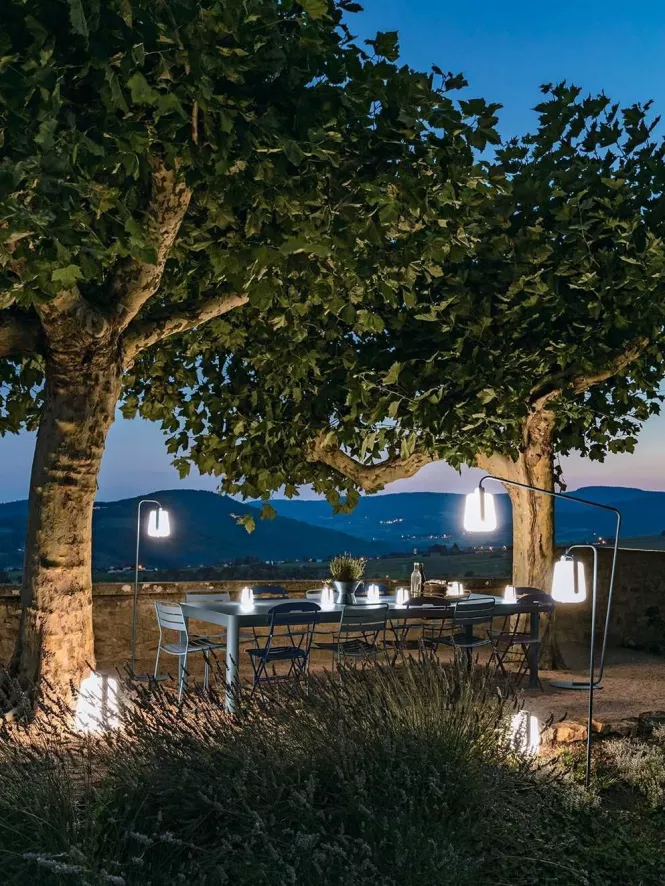 Fermob Balad Tafellamp H38 LED Oplaadbaar Honey 16 Fermob Balad Tafellamp H38 LED Oplaadbaar Honey - Afbeelding 14