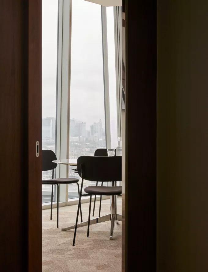 Audo Copenhagen Co Chair Stoel Zwart Met Arm Gestof. Donker Eik Champion 061 18 Audo Copenhagen Co Chair Stoel Zwart Met Arm Gestof. Donker Eik Champion 061 - Afbeelding 16