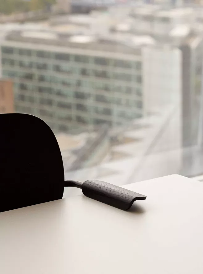 Audo Copenhagen Co Chair Stoel Zwart Met Arm Gestof. Donker Eik Champion 061 5 Audo Copenhagen Co Chair Stoel Zwart Met Arm Gestof. Donker Eik Champion 061 - Afbeelding 3