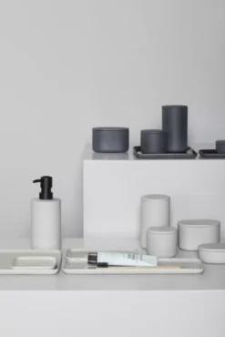 Serax Cose By Bertrand Lejoly Opberger Ovaal Small Donkergrijs -Winkel Voor Woninginrichting x886x886 serax cose zeepdispenser10.jpg.pagespeed.ic .NlJVN3OuS1