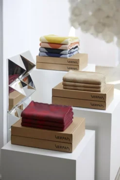 Verpan Mirror Throw Plaid 198x130 Donkergroen -Winkel Voor Woninginrichting x886x886 verpan mirror throw plaid1.jpeg.pagespeed.ic .k7GtJFT4q9