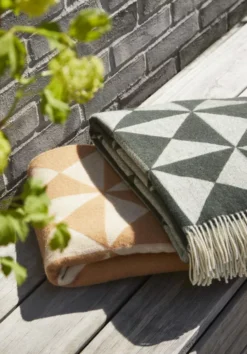 Verpan Mirror Throw Plaid 198x130 Donkergroen -Winkel Voor Woninginrichting x886x886 verpan mirror throw plaid16.jpg.pagespeed.ic .9nzkCZeInd