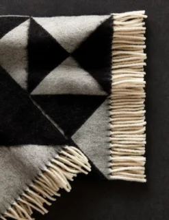 Verpan Mirror Throw Plaid 198x130 Donkergroen -Winkel Voor Woninginrichting x886x886 verpan mirror throw plaid5.jpg.pagespeed.ic .lyUdg7sB 2