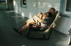 Vitra Cité Fauteuil Mello Canary, Japanese Red Base -Winkel Voor Woninginrichting x886x886 vitra cite loungestoel sfeer 3.jpg.pagespeed.ic .xnaOrNhGCb